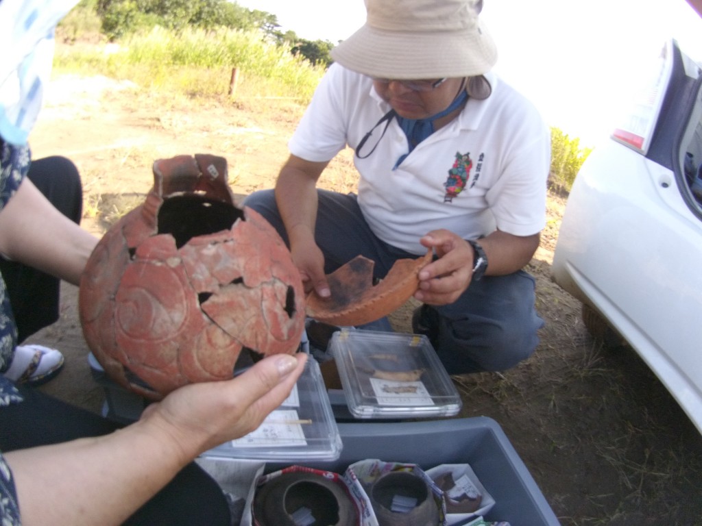 20130908_五月女萢遺跡 ベンガラ壺　持ってみた